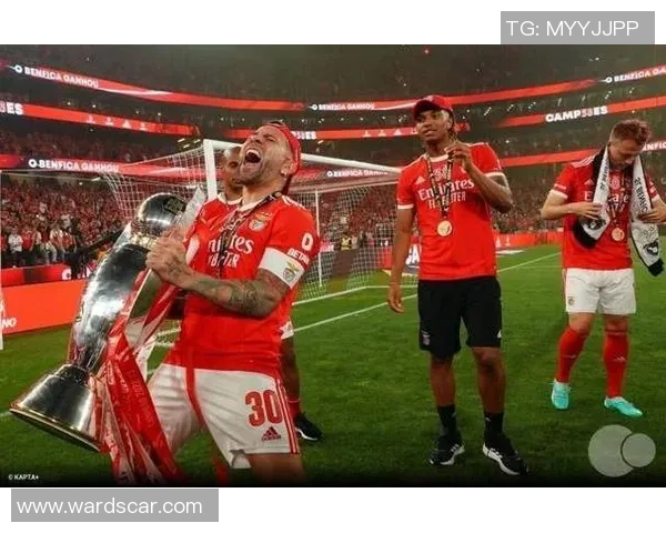 中超热战：那不勒斯与本菲卡激战成平局红牌事件引发全场热议